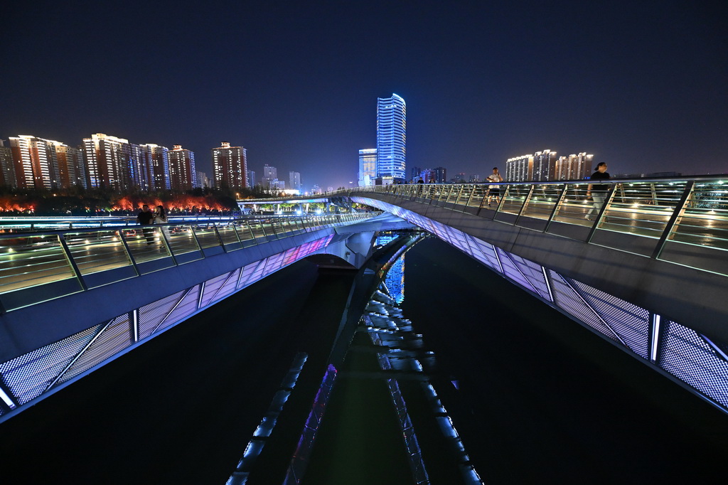 5月13日，人們在太原市汾河景區散步。