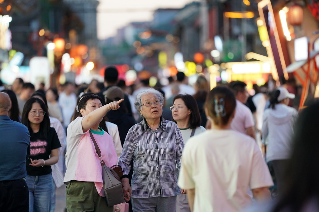 5月14日，游客在太原市食品街游覽。