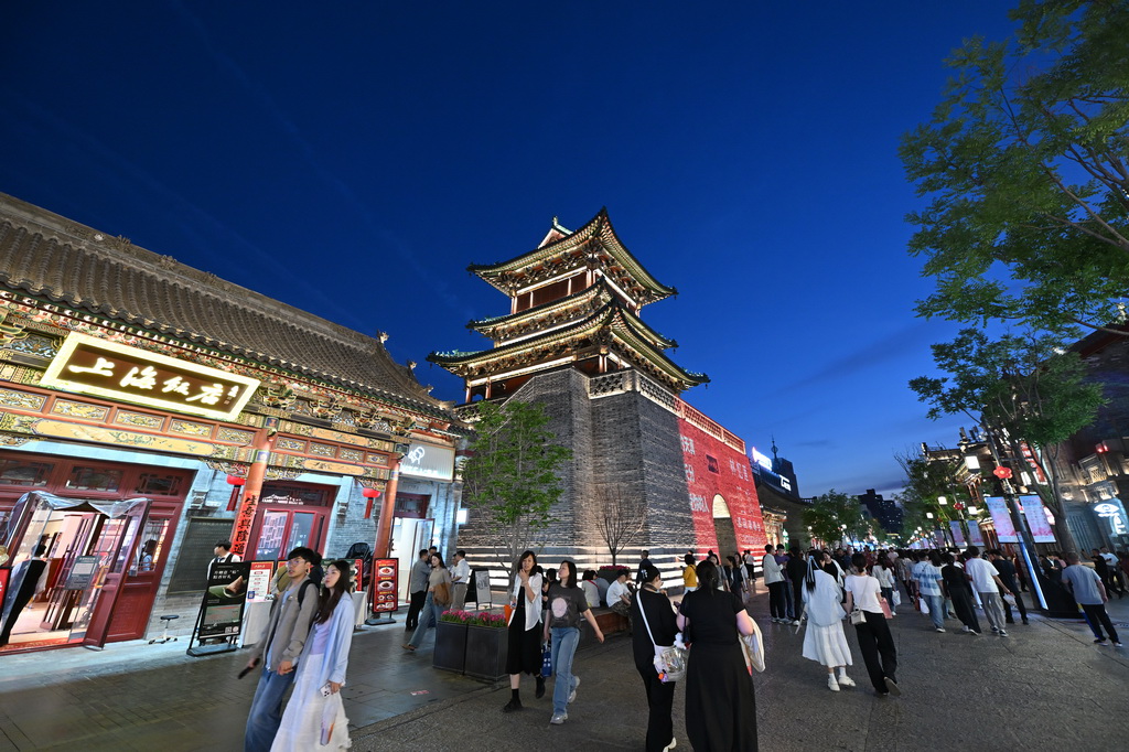 5月14日，游客在太原市鐘樓街游覽。