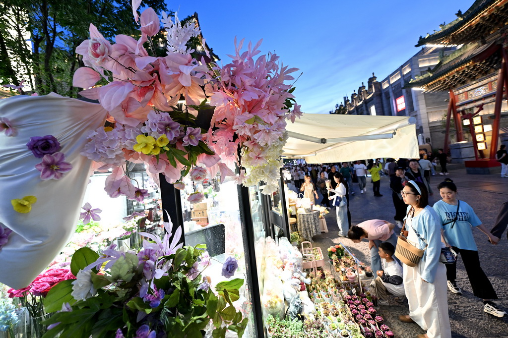 5月14日，游客在太原市鐘樓街選購鮮花。