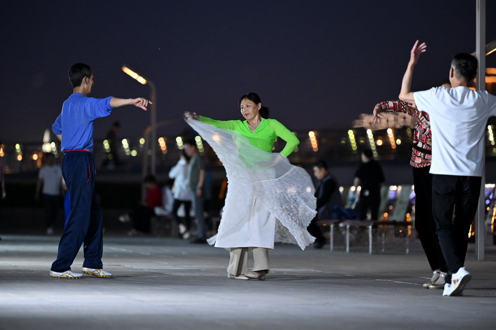 5月13日，人們在太原市汾河景區跳舞。