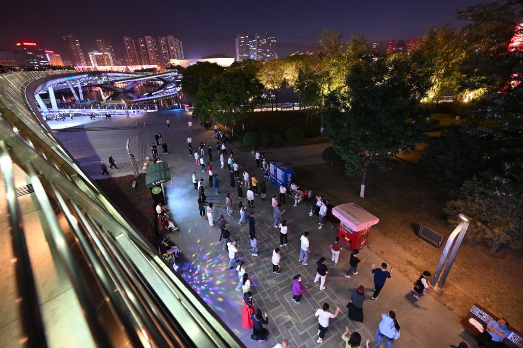 5月13日，人們在太原市汾河景區跳舞。