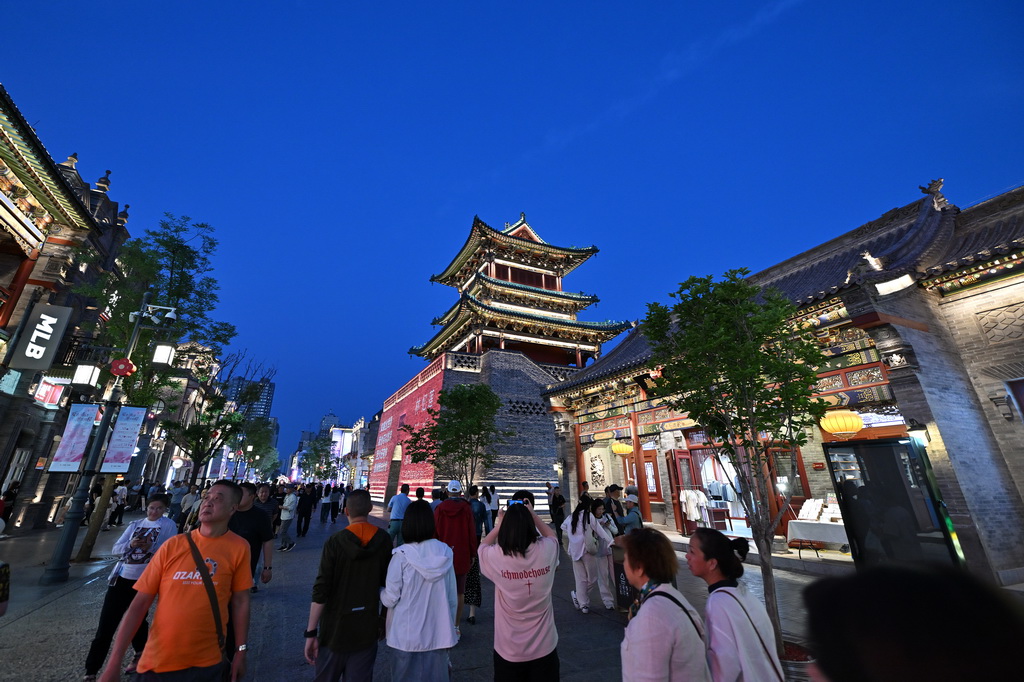 5月14日，游客在太原市鐘樓街游覽。