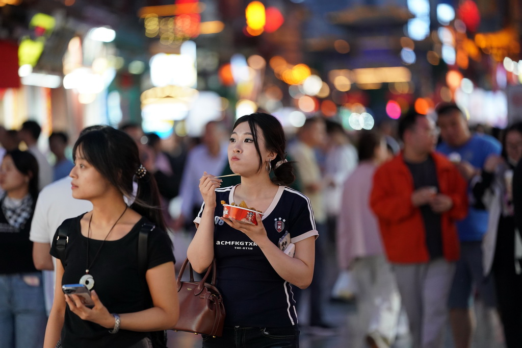 5月14日，游客在太原市食品街游覽。
