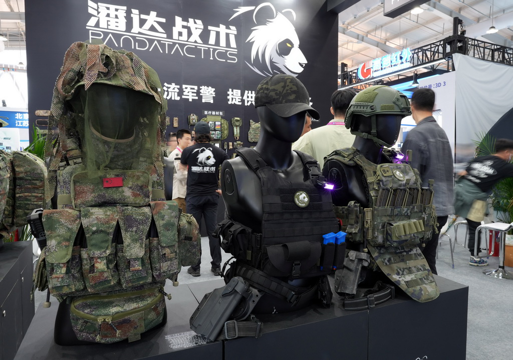  5月14日在第十二屆中國國際警用裝備博覽會上拍攝的戰術背心。新華社記者 才揚 攝