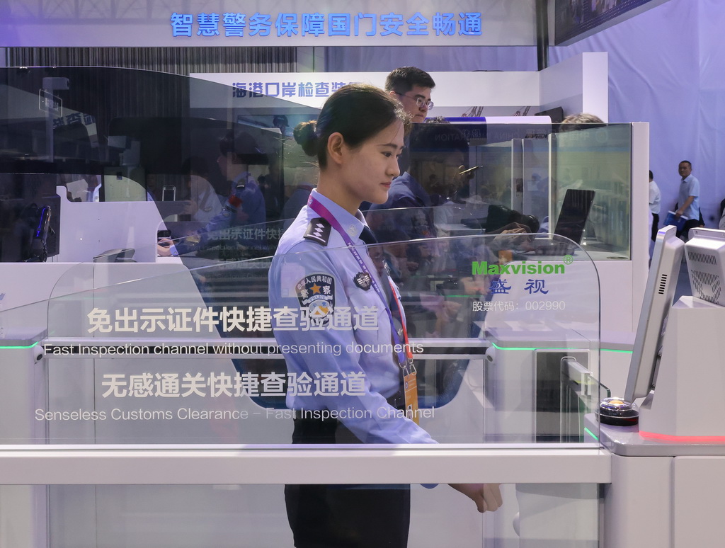 5月14日，在第十二屆中國國際警用裝備博覽會移民管理裝備展區，民警在體驗免出示證件快捷查驗通道。新華社記者 殷剛 攝