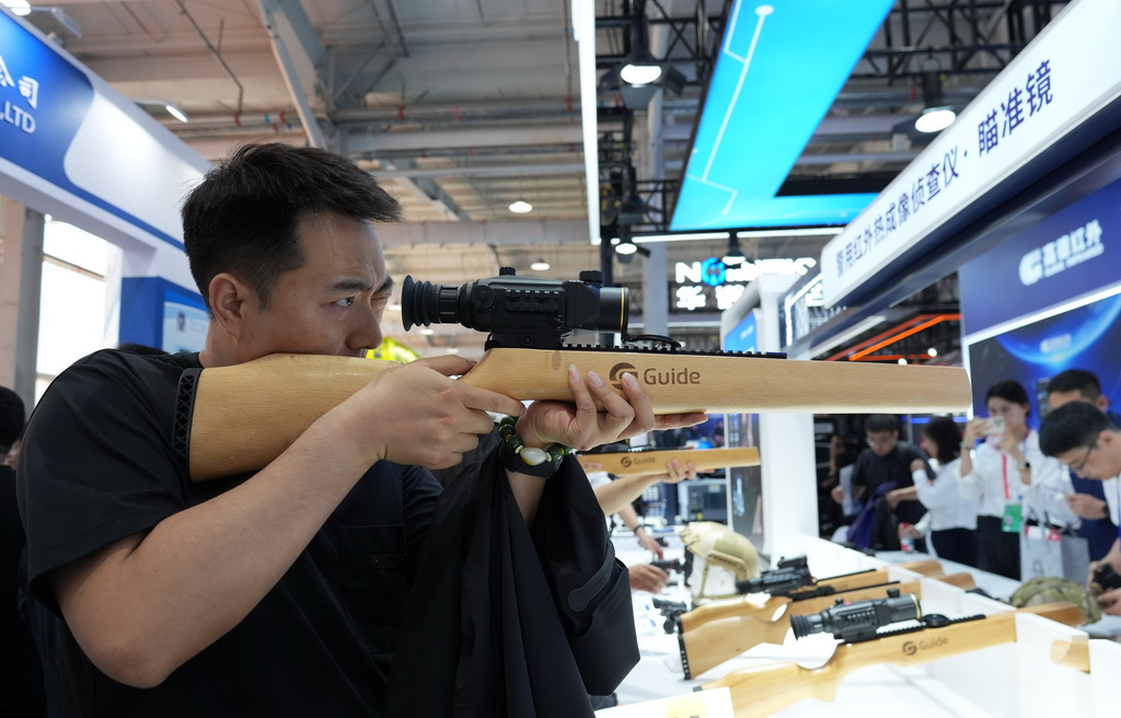 5月14日，在第十二屆中國國際警用裝備博覽會上，觀眾在體驗一款紅外熱成像瞄準鏡。新華社記者 才揚 攝