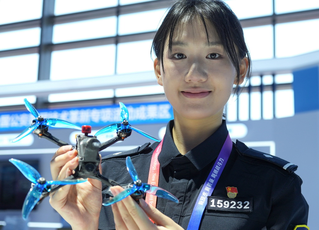 5月14日，在第十二屆中國國際警用裝備博覽會上，工作人員展示可以用于破窗救援的無人機。新華社記者 才揚 攝