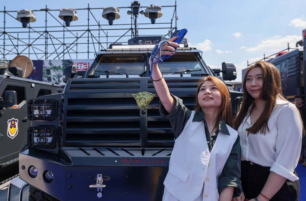 5月14日，在第十二屆中國國際警用裝備博覽會上，觀眾在警用車前自拍留影。新華社記者 殷剛 攝