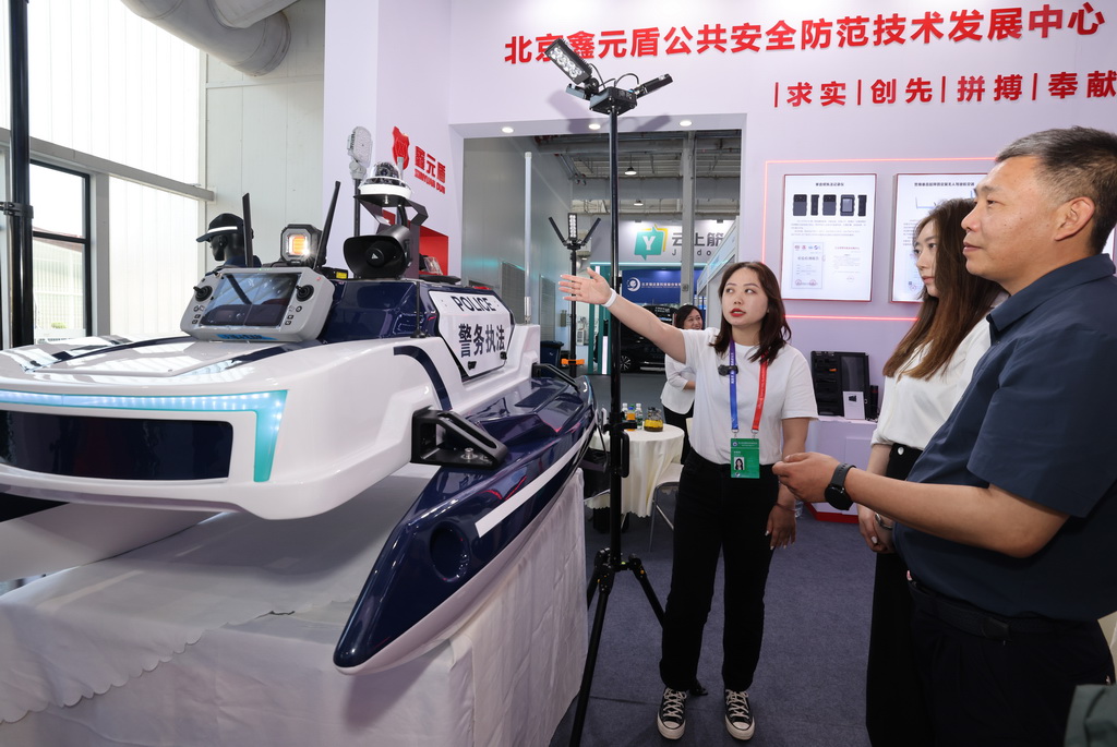 5月14日，在第十二屆中國國際警用裝備博覽會上，工作人員在展示警用無人船。新華社記者 殷剛 攝