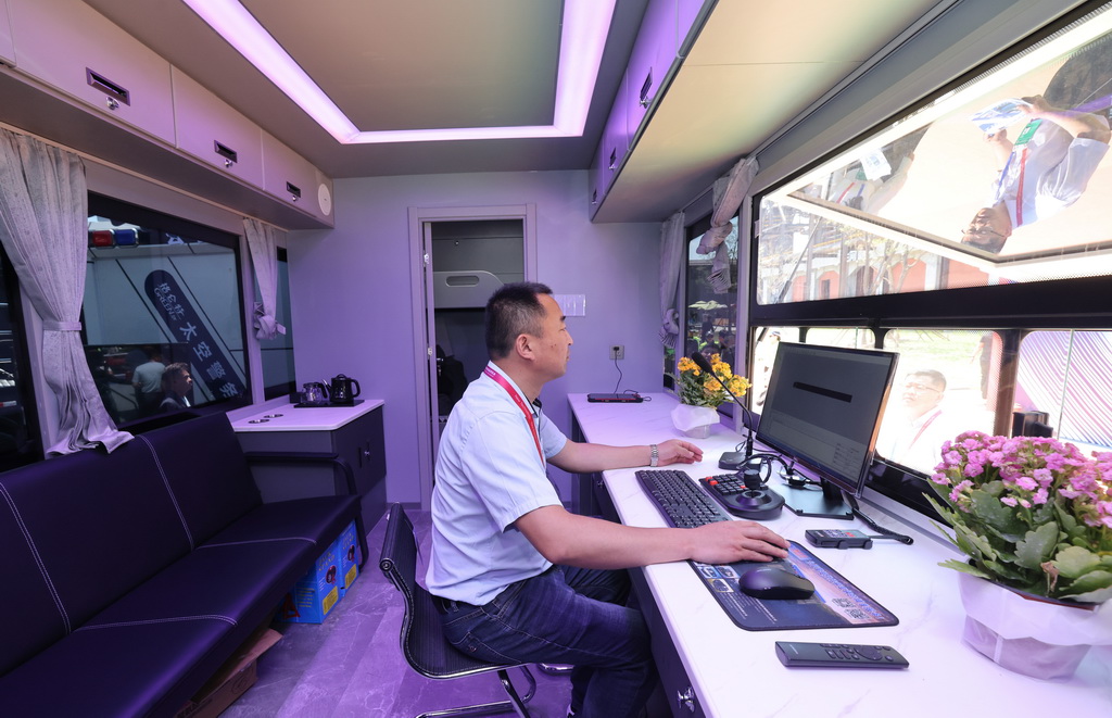 5月14日，在第十二屆中國國際警用裝備博覽會上，工作人員在格倫特移動警務室內進行演示。新華社記者 殷剛 攝