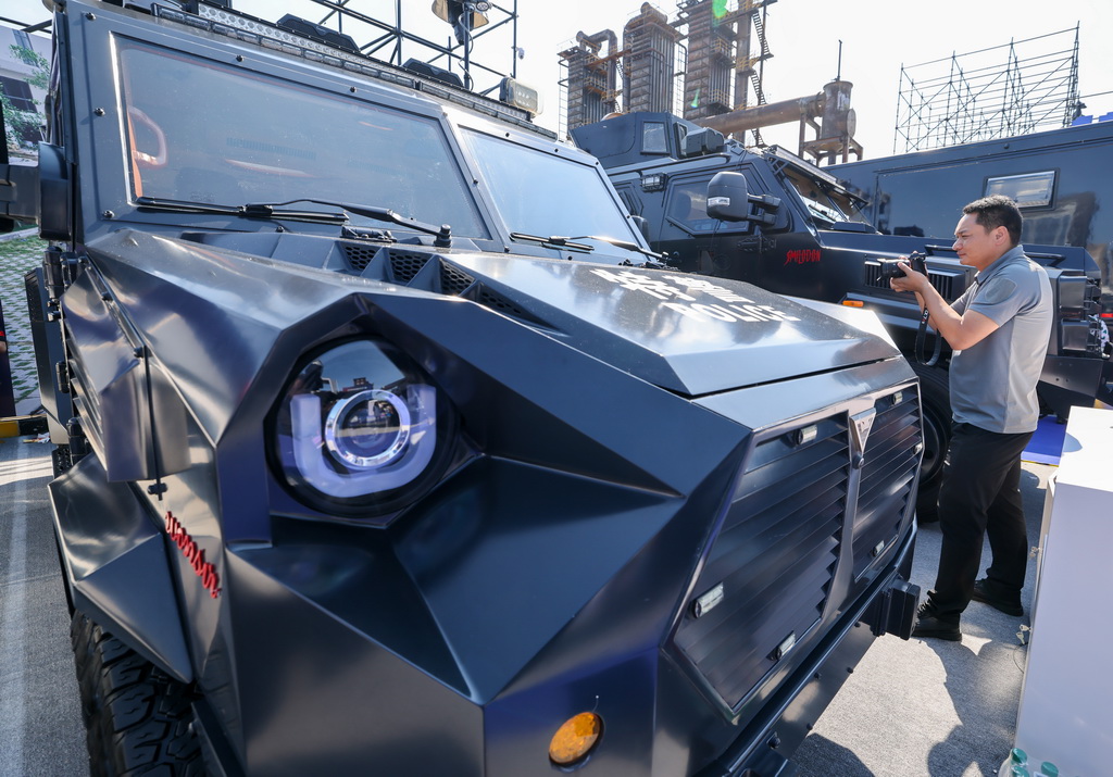 5月14日，在第十二屆中國國際警用裝備博覽會上，觀眾在參觀拍攝警用車。新華社記者 殷剛 攝