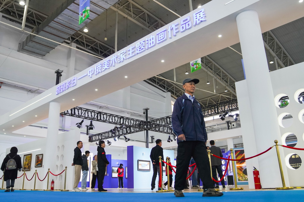 這是5月15日拍攝的主題油畫作品展現場。