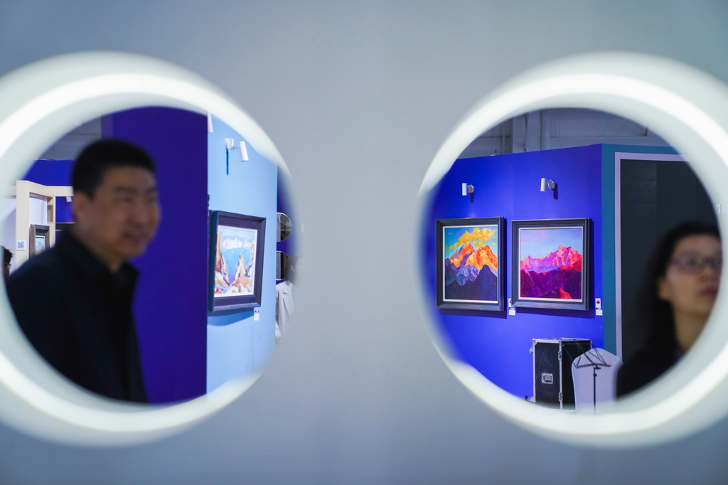 5月15日，參觀者在主題油畫作品展現場參觀。