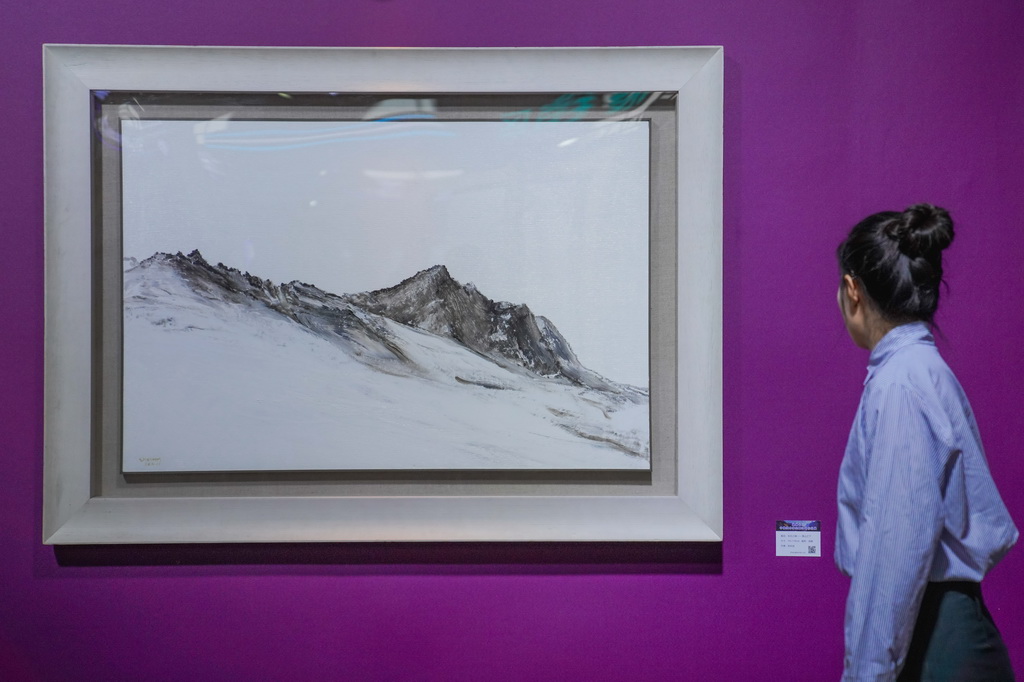 5月15日，參觀者在主題油畫作品展現場參觀。