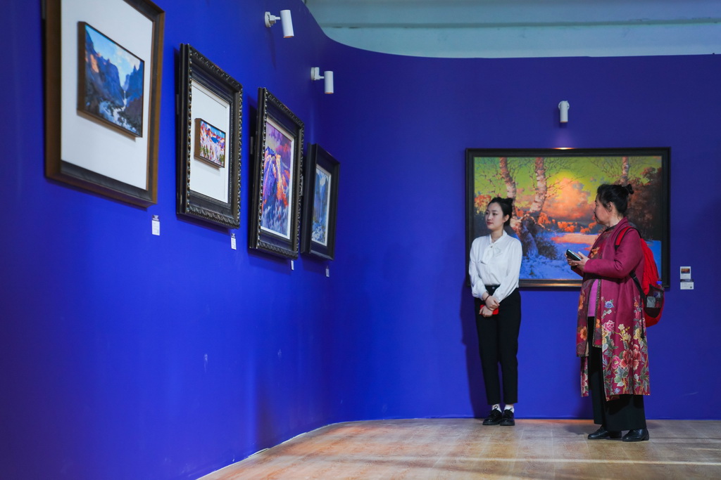 5月15日，參觀者在主題油畫作品展現場參觀。