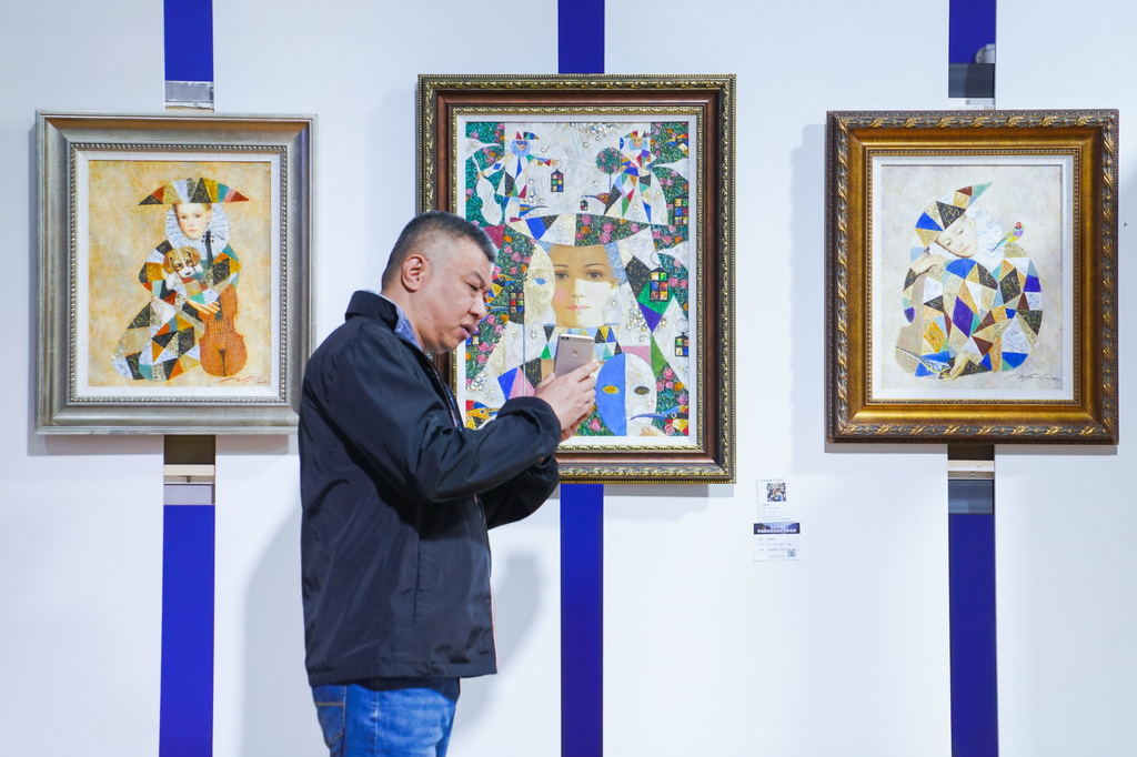 5月15日，參觀者在主題油畫作品展現場參觀。