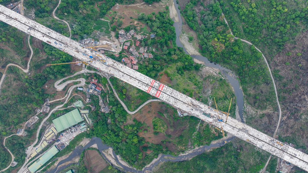 這是順利實現合龍的納晴高速六枝特大橋（5月15日攝，無人機照片）。