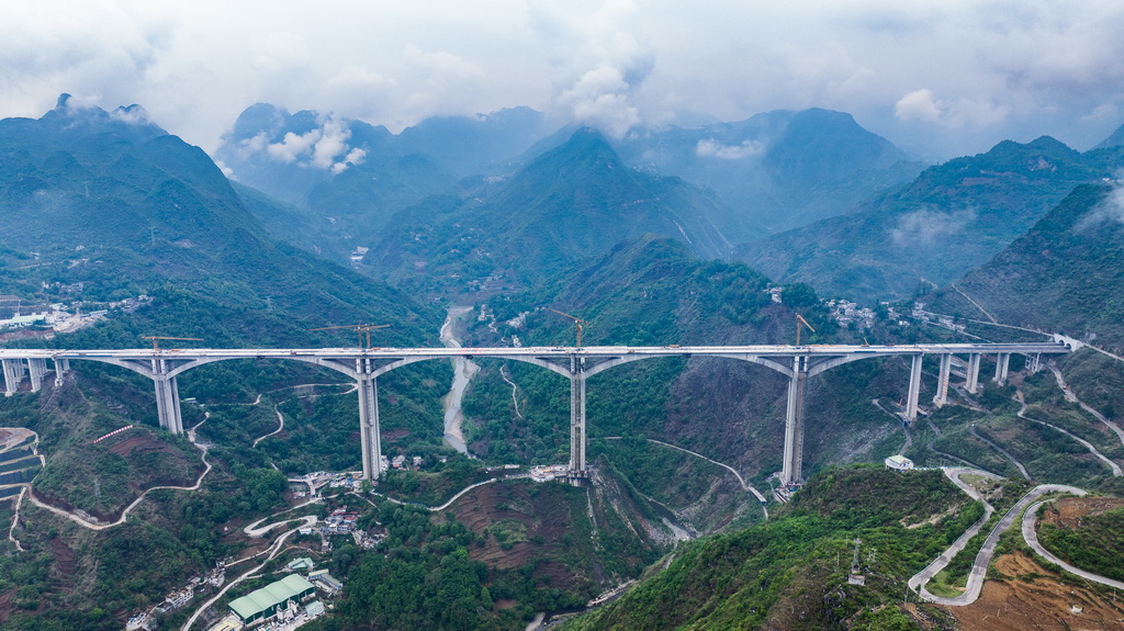 這是順利實現合龍的納晴高速六枝特大橋（5月15日攝，無人機照片）。