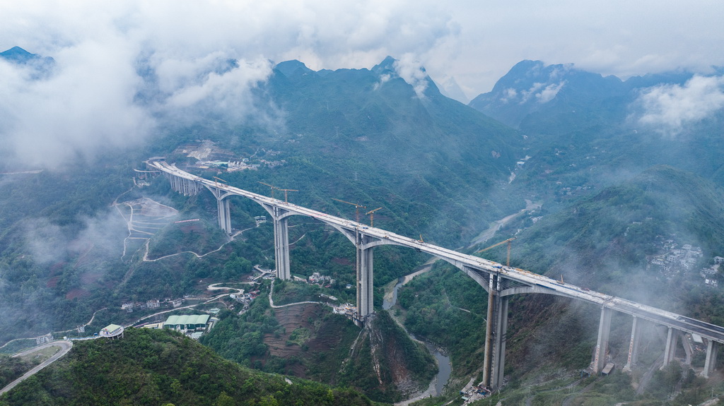這是順利實現合龍的納晴高速六枝特大橋（5月15日攝，無人機照片）。