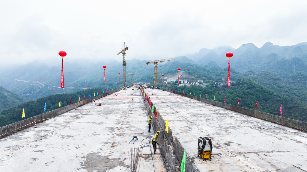 5月15日，工人在納晴高速六枝特大橋上進行施工（無人機照片）。