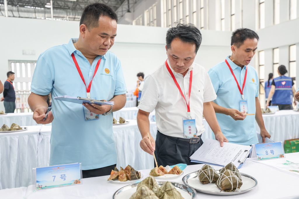 5月16日，評委在海南定安縣2025年粽子行業技能競賽中品鑒粽子。