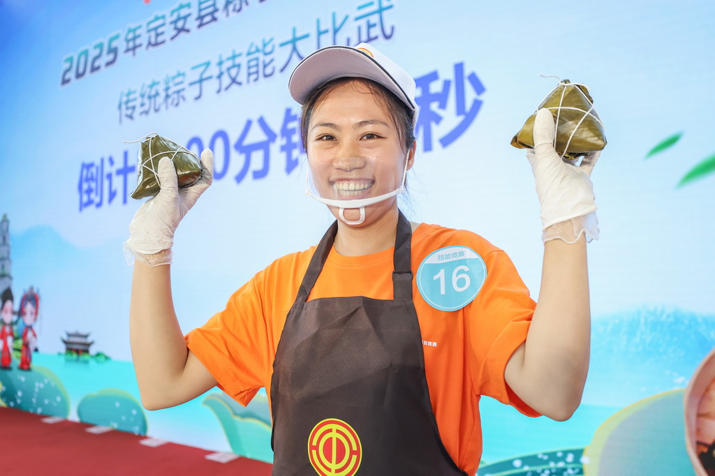 5月16日，參賽選手在海南定安縣2025年粽子行業技能競賽中展示包好的粽子。
