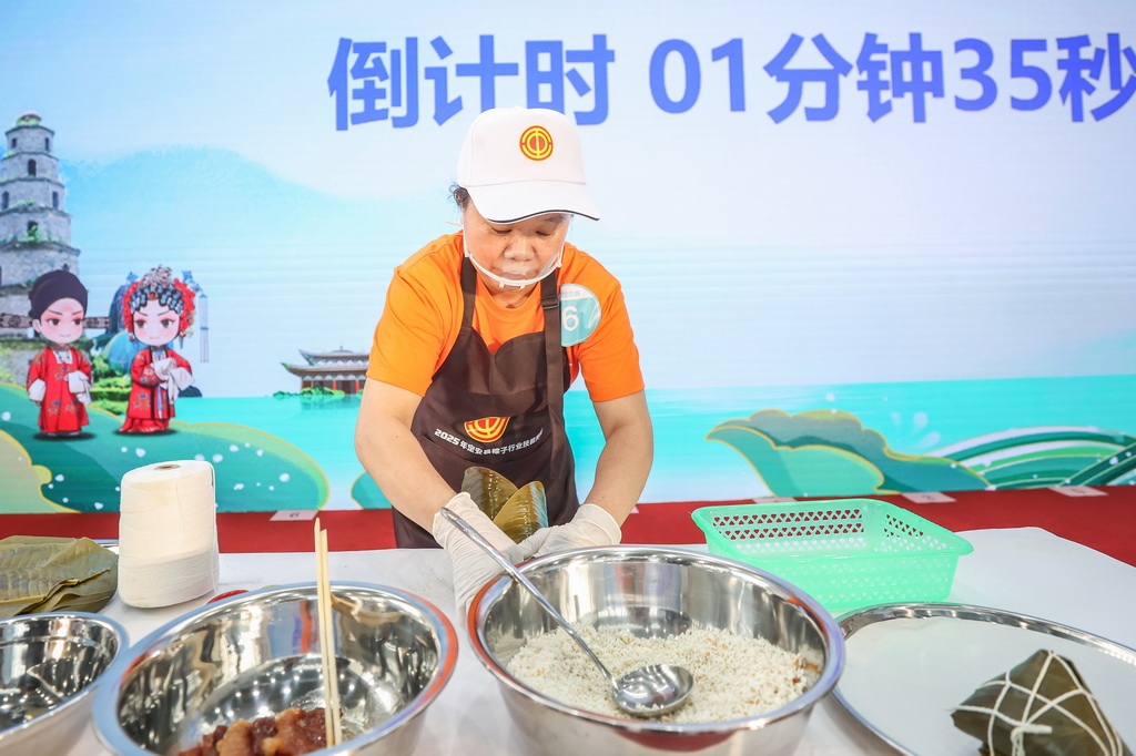 5月16日，參賽選手在海南定安縣2025年粽子行業技能競賽中包粽子。