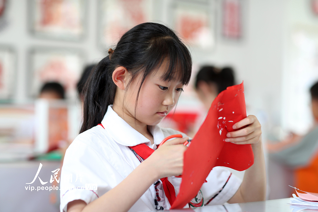 2025年5月17日，在陜西省旬邑縣逸夫小學，學生學習剪紙。