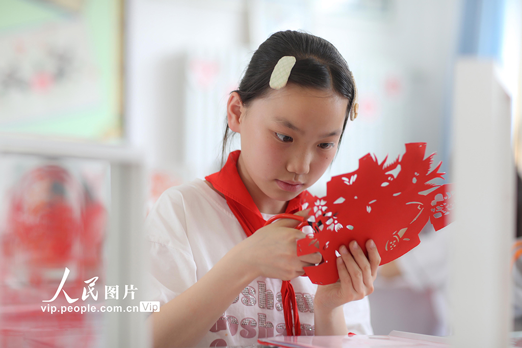 2025年5月17日，在陜西省旬邑縣逸夫小學，學生學習剪紙。