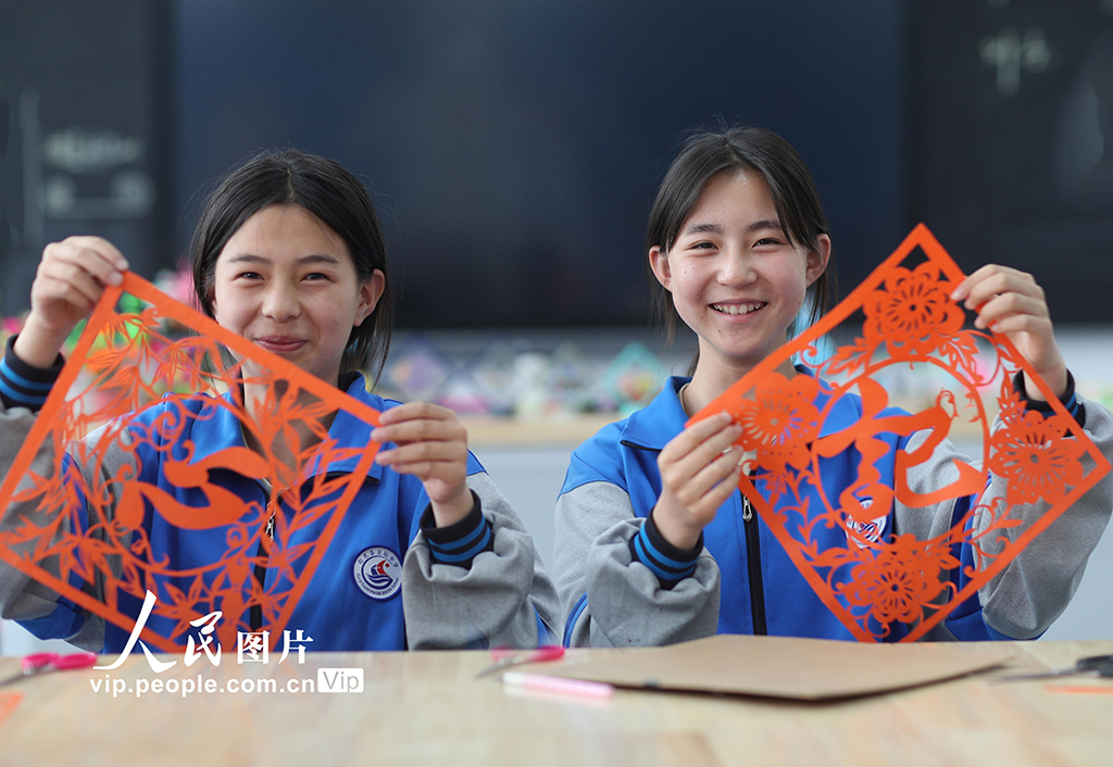 2025年5月17日，在陜西省旬邑縣實驗中學，學生展示剪紙作品。