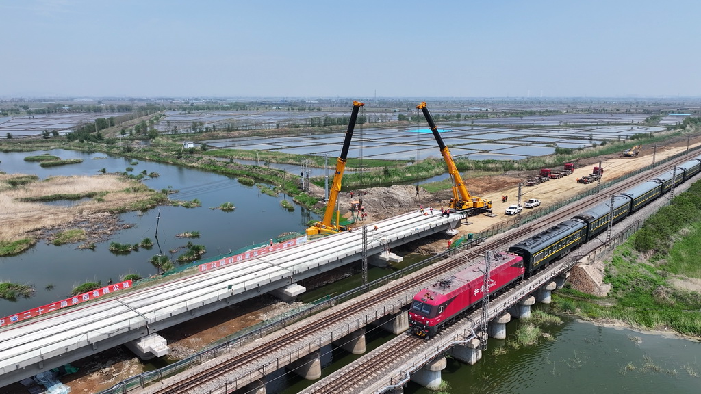 這是5月19日拍攝的沈山鐵路鴨子河中橋新建大橋架梁工程施工現場（無人機照片）。