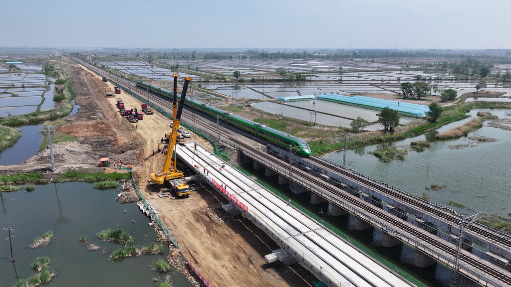 這是5月19日拍攝的沈山鐵路鴨子河中橋新建大橋架梁工程施工現場（無人機照片）。