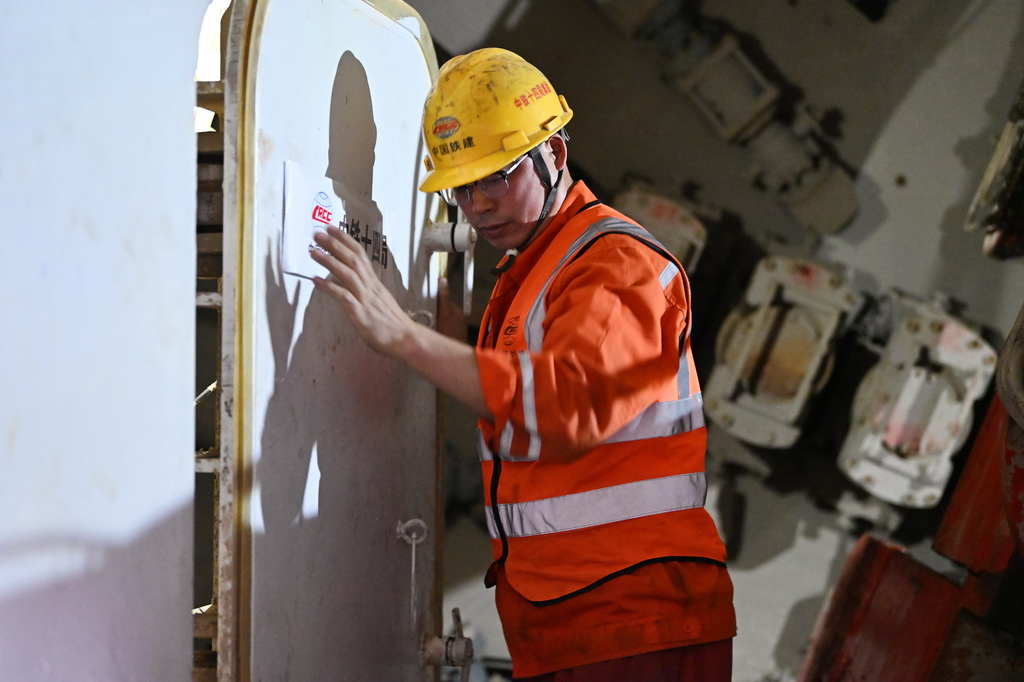 5月19日，中鐵十四局的建設者在盾構機施工現場作業。
