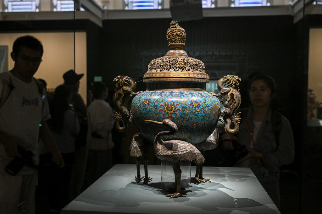 這是展出的清代掐絲琺瑯鶴足爐（5月19日攝）。