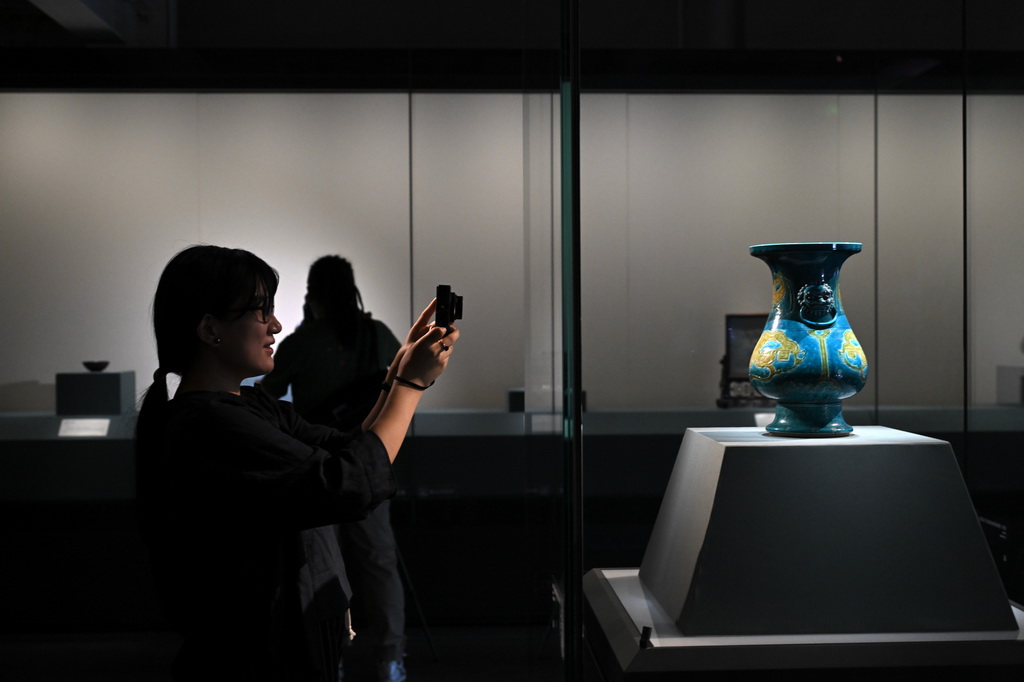 5月19日，記者拍攝展出的清代琺華三彩刻劃獸面紋鋪首耳琵琶尊。