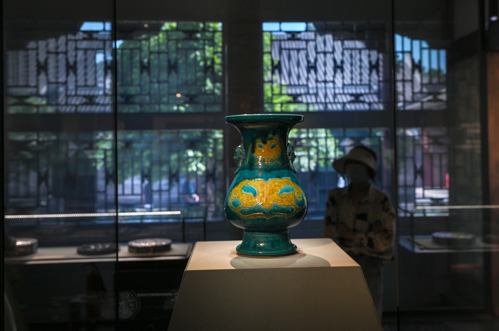 這是展出的清代琺華三彩刻劃獸面紋鋪首耳琵琶尊（5月19日攝）。