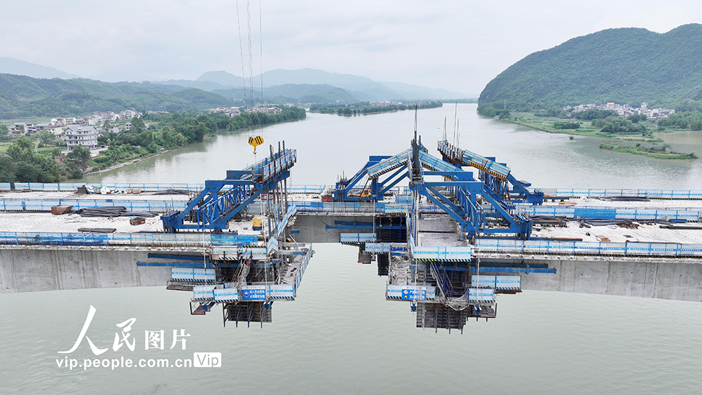 廣西柳州：融福高速融江特大橋左幅邊跨合龍