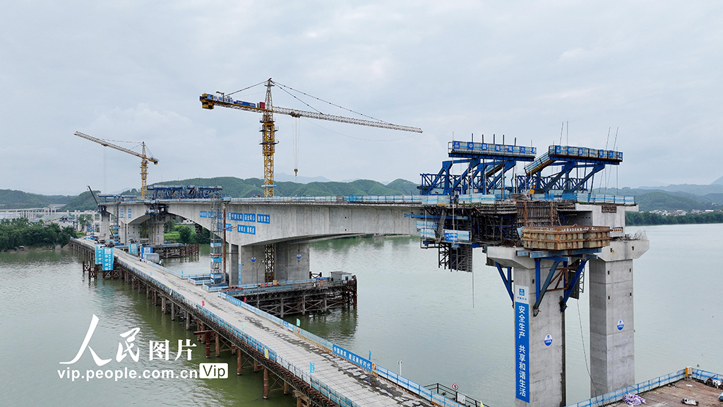 廣西柳州:融福高速融江特大橋左幅邊跨合龍【2】