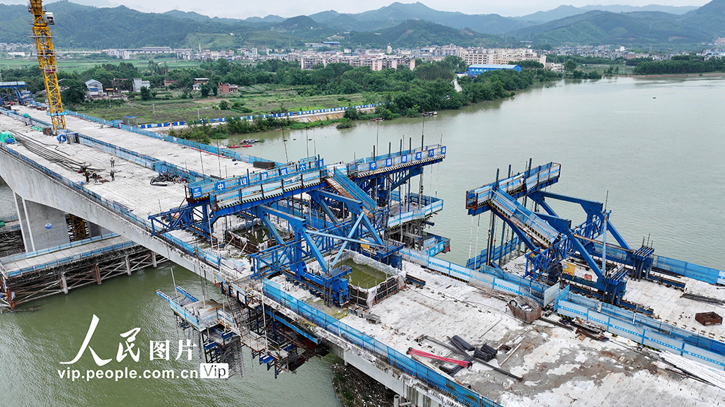 廣西柳州:融福高速融江特大橋左幅邊跨合龍【3】