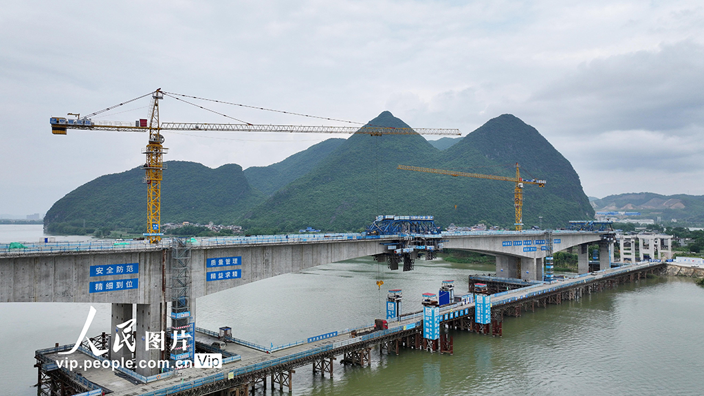 廣西柳州:融福高速融江特大橋左幅邊跨合龍【4】