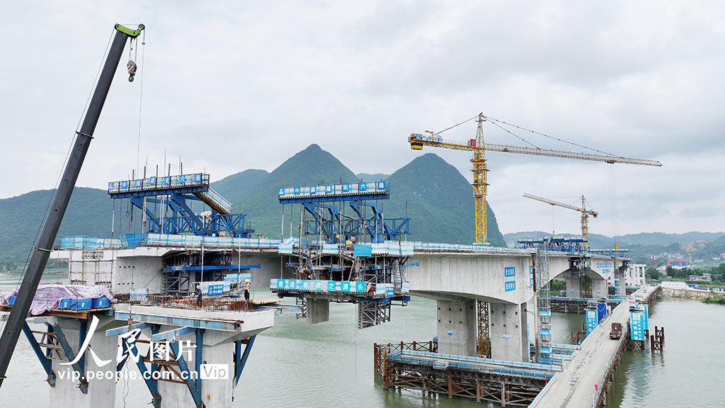 廣西柳州:融福高速融江特大橋左幅邊跨合龍【5】