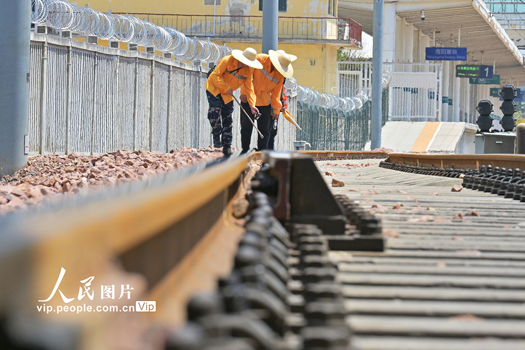 河南鄭州:高溫巡線保暢通【4】