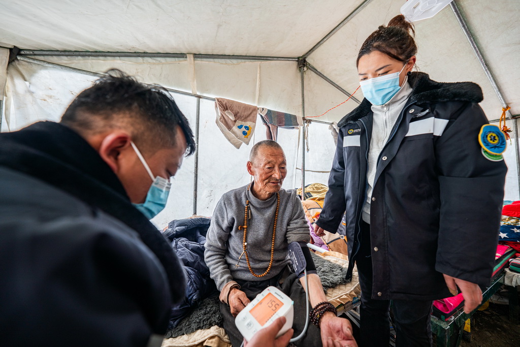 在那曲市索縣西昌鄉，衛生院醫務人員為蟲草采集點的牧民測量血壓（5月18日攝）。
