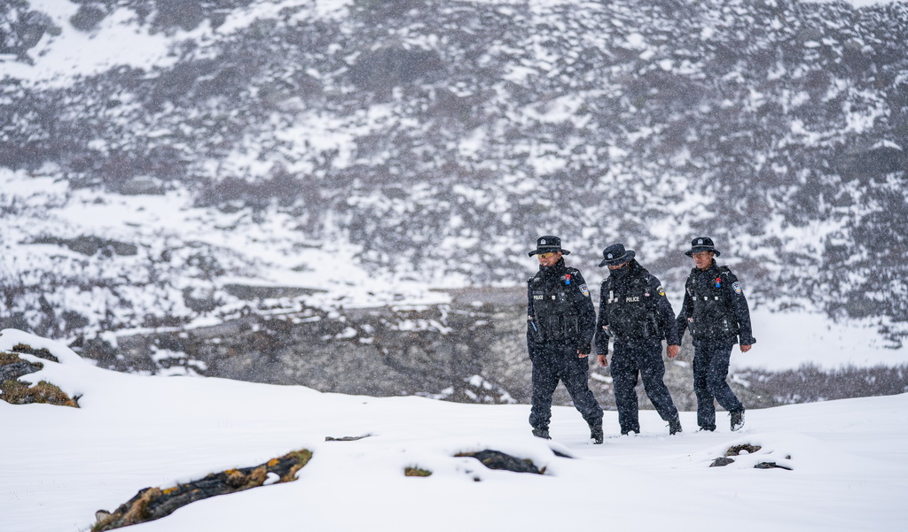 在那曲市索縣西昌鄉，當地民警在蟲草采挖區巡邏，確保牧民不在惡劣天氣采挖蟲草（5月18日攝）。
