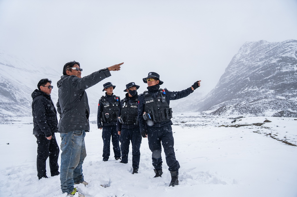 在那曲市索縣西昌鄉，當地民警向牧民普及蟲草采挖的安全區域（5月18日攝）。