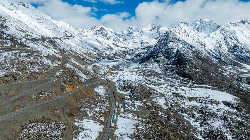 這是雪山環繞中的那曲市索縣西昌鄉境內的維度蟲草采挖點（5月18日攝，無人機照片）。