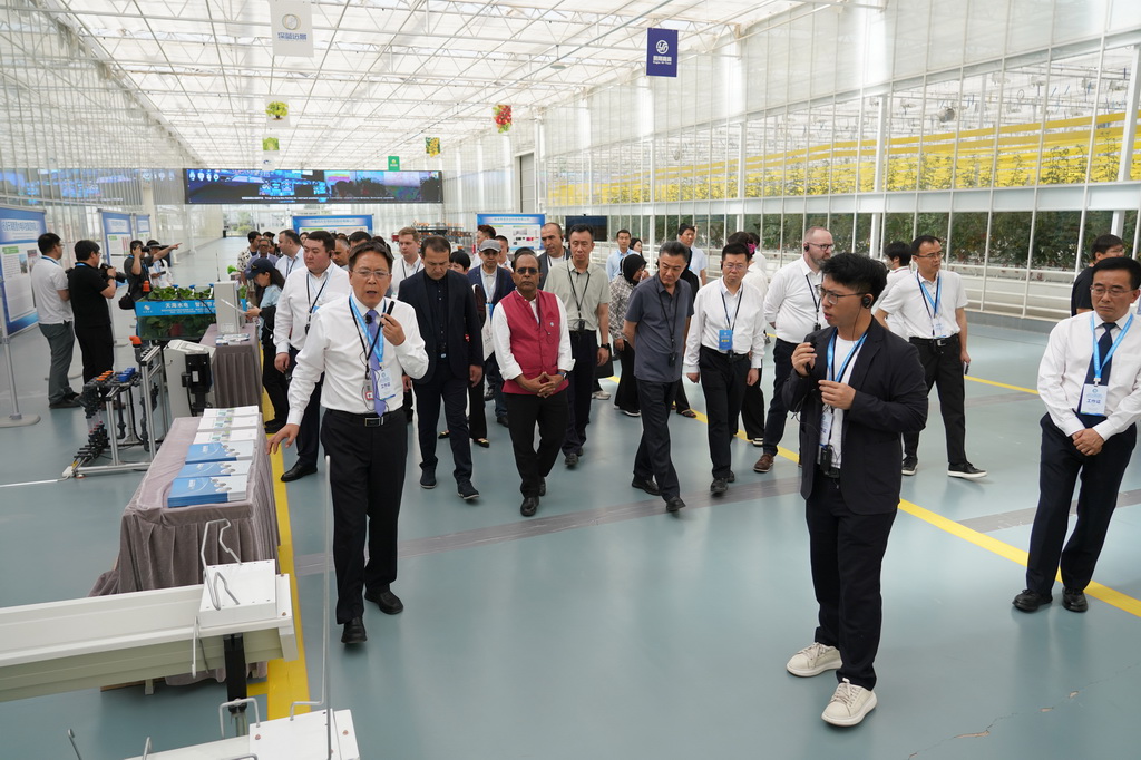 5月19日，與會人員在陜西楊凌智慧農業示范園進行實地考察。