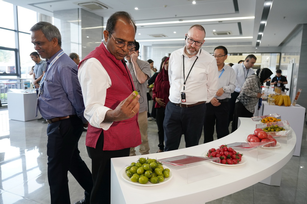 5月19日，與會人員在陜西楊凌種業創新中心進行實地考察。