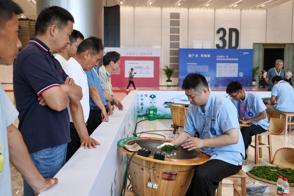 5月21日，觀眾在2025年浙江省龍井茶炒制技能大賽現場參觀。